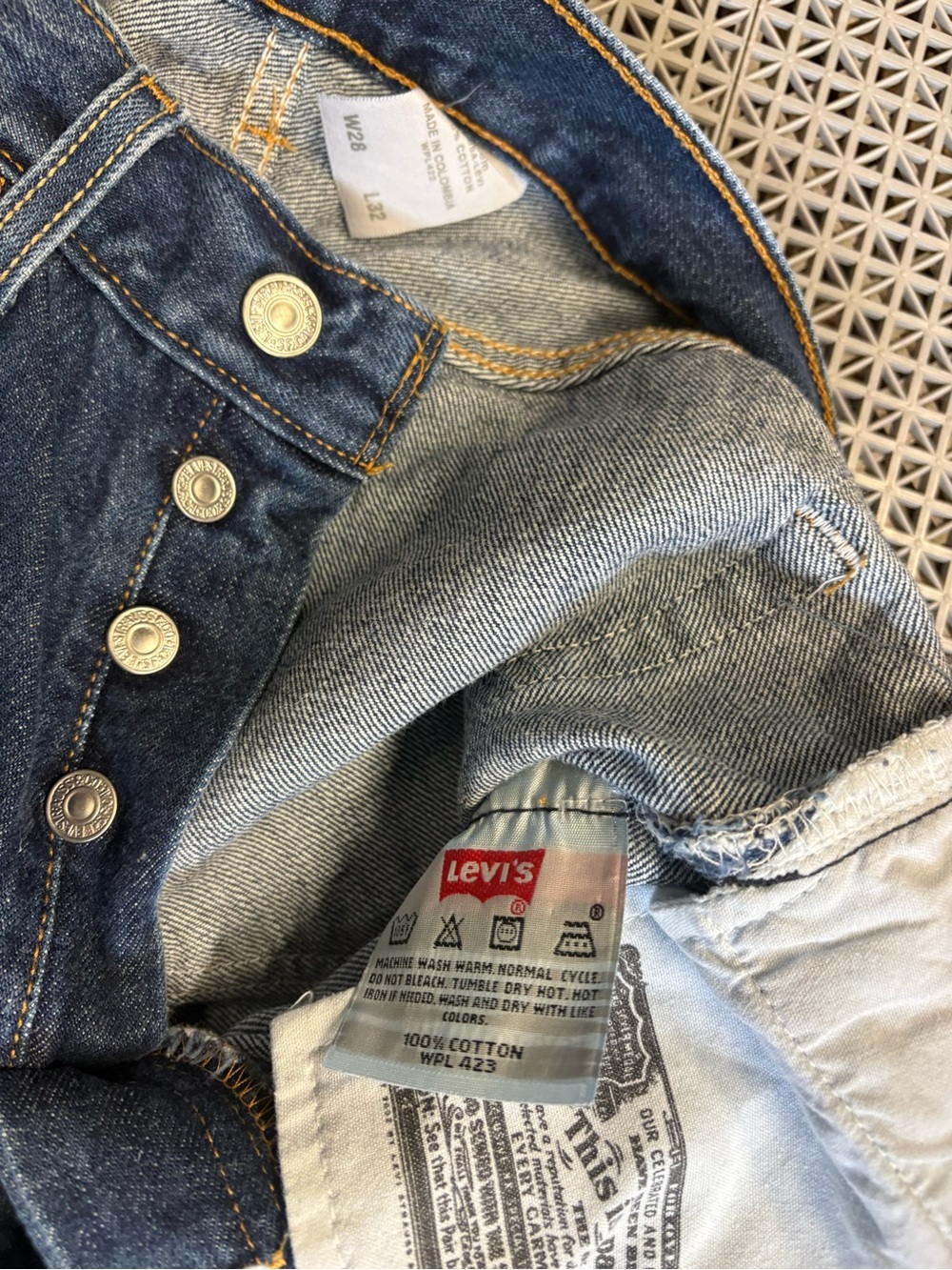 Vintage Levi’s 501 Dark Wash Button-Fly Blue Jeans - Y2K - Picture 4 of 11